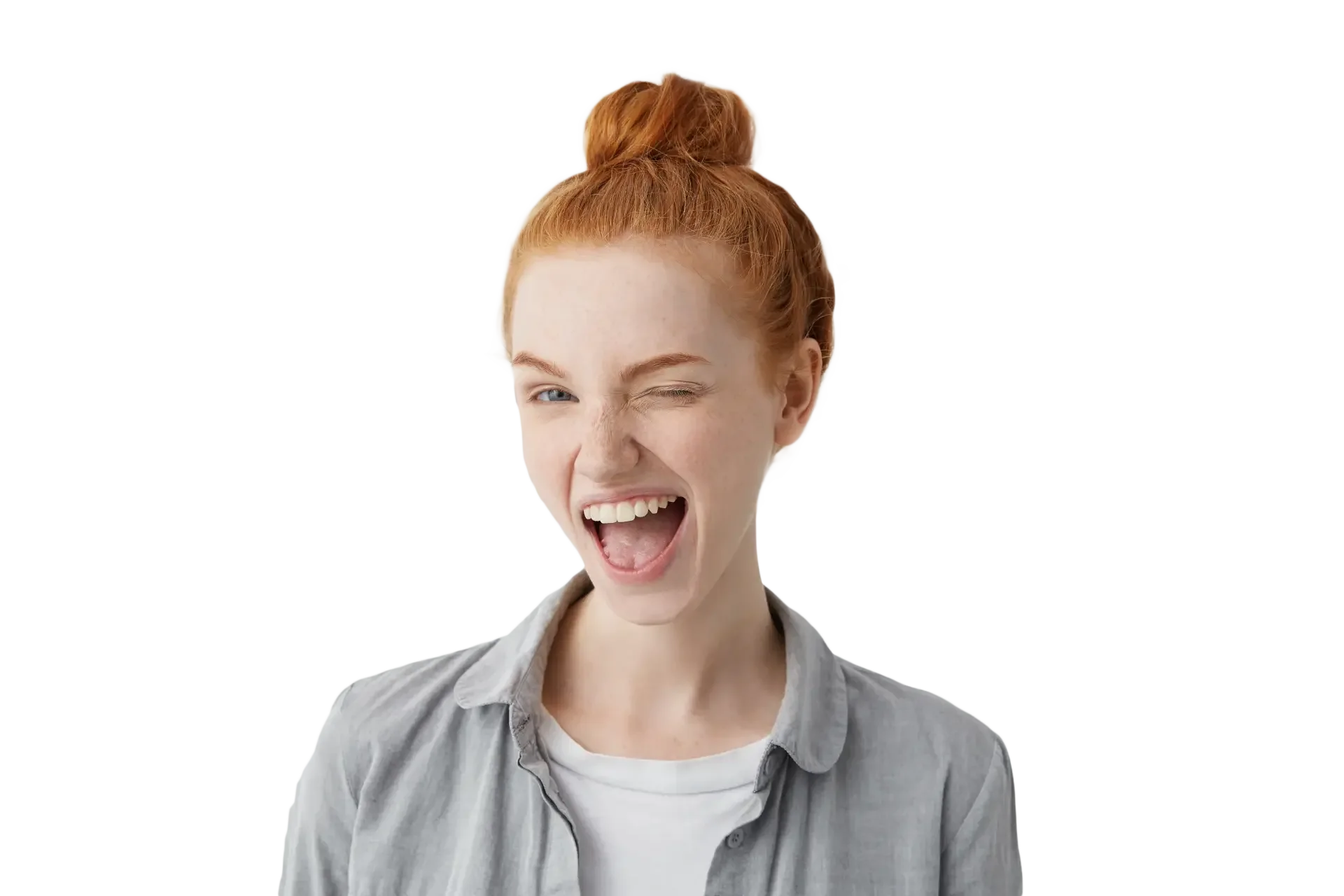 Femme souriante qui fait un clin d’œil